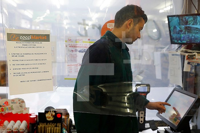 Cashier of a convenience store during the 2020 coronavirus pandemic, Eure.