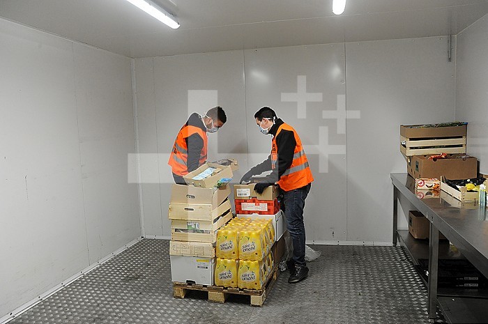 Report Food Bank of North - Lille. Since the start of the Covid 19 health crisis, the association has been ensuring the daily distribution of foodstuffs to partner associations. The employees ensure by respecting the barrier gestures the supply to cover the increasing food aid needs. Every day according to a protocol implemented since the confinement of tons of fresh products, frozen, canned, milk, potatoes. .are distributed. Associations receive a donation to enable them to help people in difficulty. Sorting of fresh products.