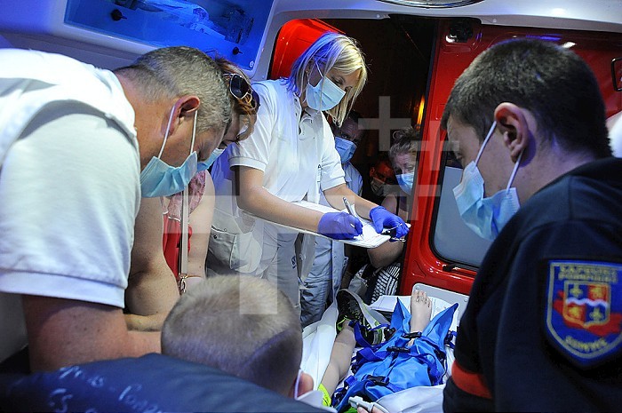 Night care by a team from the SMUR d´Abbeville, emergency doctor, State Certified Anesthesiologist (IADE) and firefighter from SDIS 80 of a child victim of a fall at his home. Broken tibia.