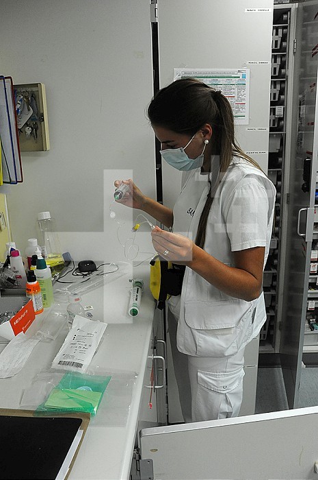 A nurse from the emergency department of Abbeville hospital prepares a PCA pump for a patient, used in chronic pain in adults, mainly of cancerous origin and in palliative care.