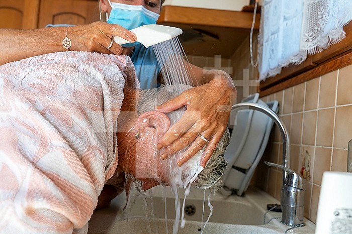 The carer comes to the home of the octogenarian 3 hours a day. Today, it is administrative paperwork, household and toilet of convenience, like washing the hair. The last half hour is devoted to a walk in the village for physical exercise.