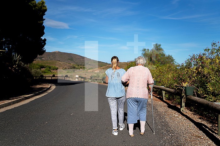 The carer comes to the home of the octogenarian 3 hours a day. Today, it is administrative paperwork, household and toilet of convenience, like washing the hair. The last half hour is devoted to a walk in the village for physical exercise.