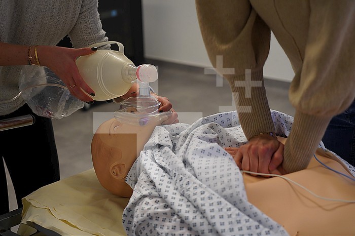 Resuscitation training on a dummy: cardiac massage and respiratory support. Various health professionals are trained in the evolution of practices, care and emergency procedures within the Faculty of Medicine of Montpellier. They must work on serious cases of daily life faithfully reproduced on a SimMan dummy. Here, respiratory arrest on a man in his forties. Attempt to resuscitate using defibrillator, AED, cardiac massage and respiratory support.