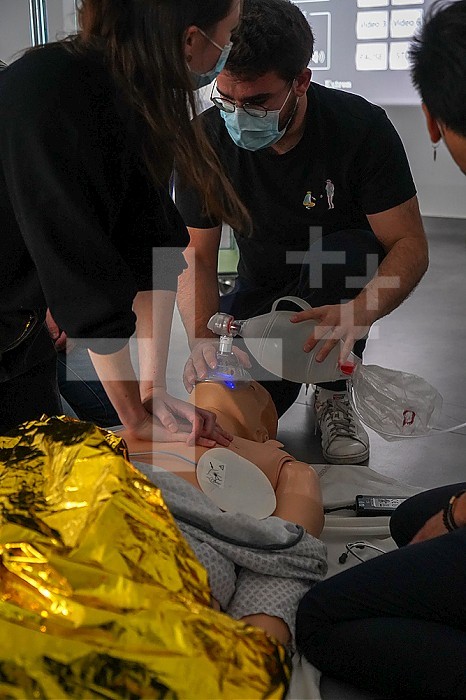 Emergency medicine students attends a circumstantial emergency simulation course led by two emergency physicians. In this case, the students will have to find the right gestures to revive a man victim of a drowning in hypothermia. A cardiac message is sent.