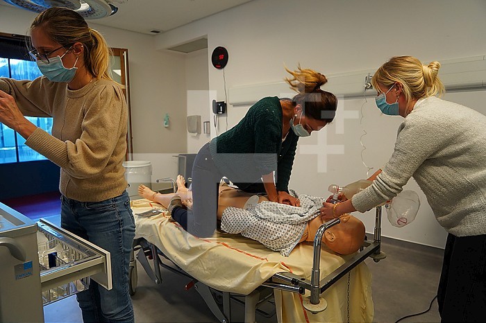 Resuscitation training on a dummy: cardiac massage and respiratory support. Various health professionals are trained in the evolution of practices, care and emergency procedures within the Faculty of Medicine of Montpellier. They must work on serious cases of daily life faithfully reproduced on a SimMan dummy. Here, respiratory arrest on a man in his forties. Resuscitation attempted with cardiac massage and respiratory support.