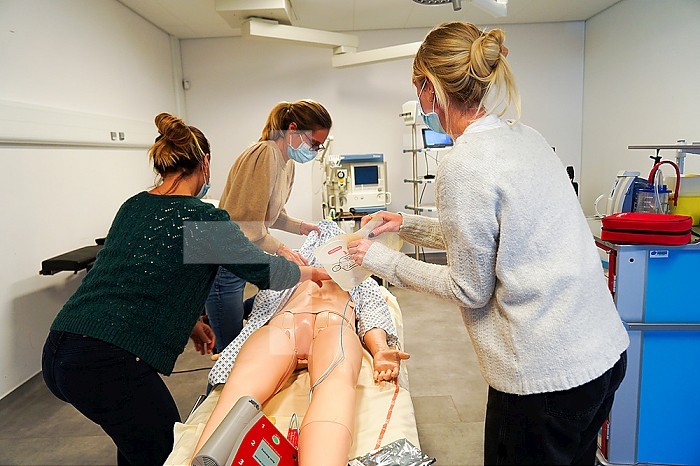 Resuscitation training on a dummy: defibrillator. Various health professionals are trained in the evolution of practices, care and emergency procedures within the Faculty of Medicine of Montpellier. They must work on serious cases of daily life faithfully reproduced on a SimMan dummy. Here, respiratory arrest on a man in his forties. Resuscitation attempt using a defibrillator, AED.