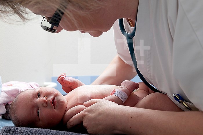 The pediatrician checks the condition of the eyes and the tracking of the gaze.