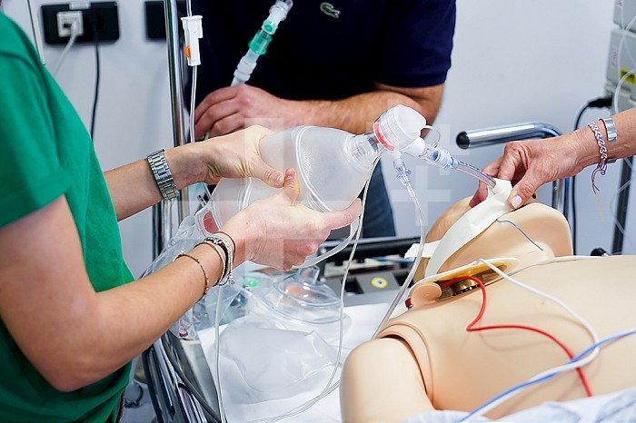 For two days, nurses and emergency nurses undergo training at the Montpellier School of Medicine on emergency procedures and resuscitation. The nurses train on a crisis situation and must react in real time and use the right gestures when faced with the dummy in intensive care. The patient must be intubated, then using a BAVU the students practice artificial respiration on the SimMan dummy.