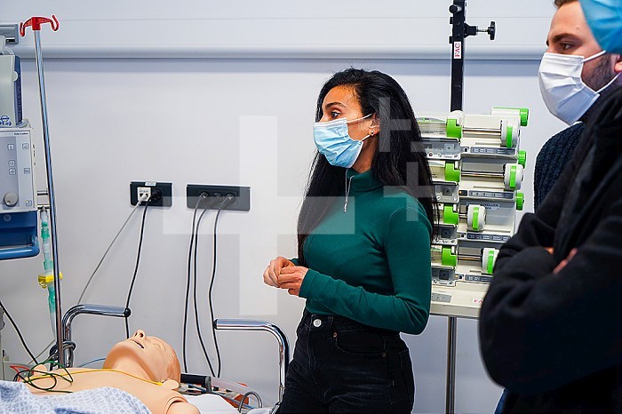 For two days, nurses and emergency nurses undergo training at the Montpellier School of Medicine on emergency procedures and resuscitation. Emergency Trainer and his students in front of the monitoring.