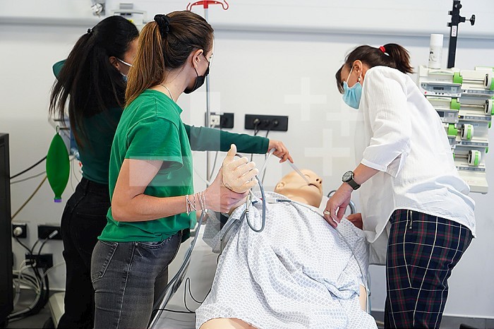 For two days, nurses and emergency nurses undergo training at the Montpellier School of Medicine on emergency procedures and resuscitation. The nurses train on a crisis situation and must react in real time and use the right gestures when faced with the dummy in intensive care.