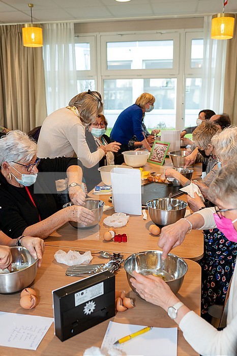 Culinary workshop in a senior service residence, animation, preparation and tasting of maple syrup cookies.