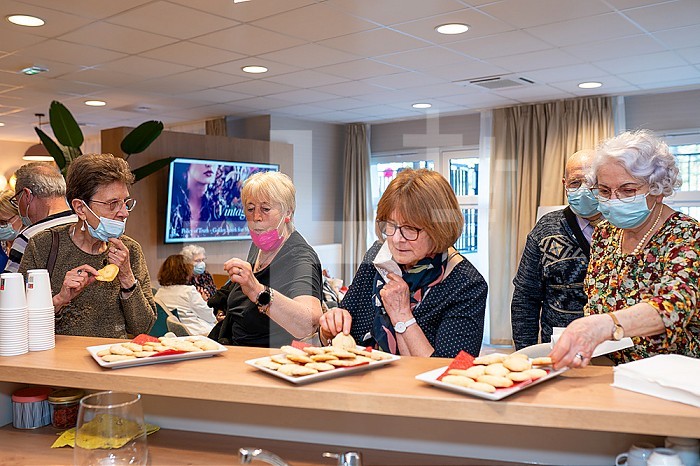 Culinary workshop in a senior service residence, animation, preparation and tasting of maple syrup cookies.
