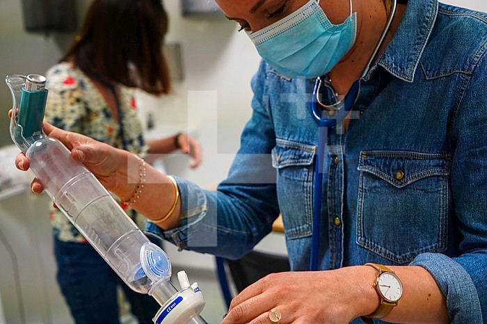 For two days, general practitioners are trained in pediatric emergency procedures. A child is suffering from severe breathing difficulties. Ventolin is administered using a spacer.