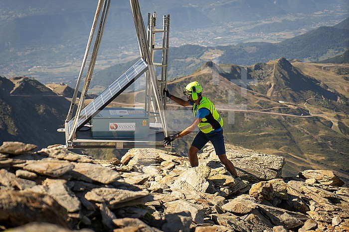 Report on a rescue device specializing in difficult mountain access. The employees receive, fix and set up the antenna which will serve as a relay in the valley located below.