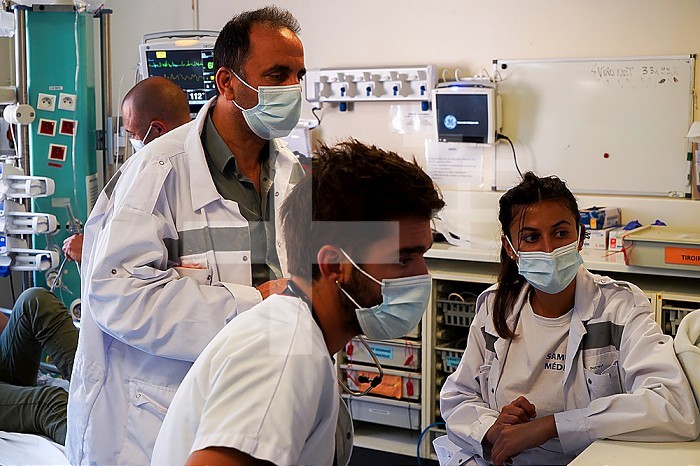 Shock room in the intensive care unit of a university hospital. The director makes a daily point with his interns.
