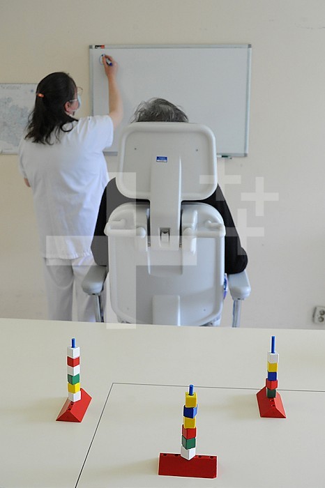 Occupational therapy session in the aftercare and rehabilitation department of a hospital.