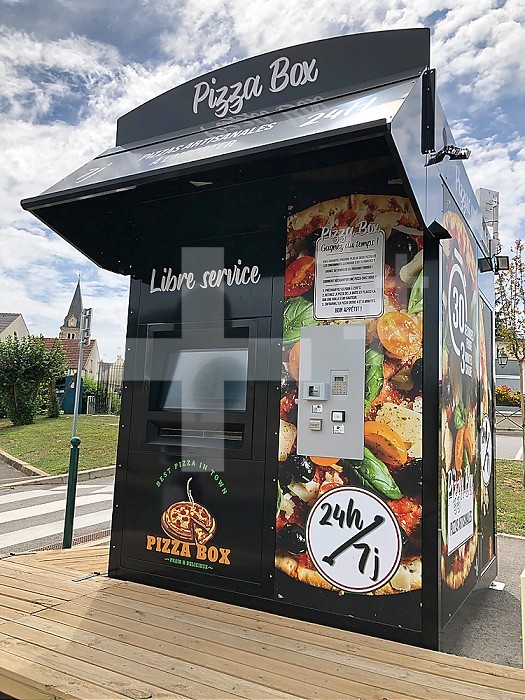 Pizza vending machine installed in a village in Hauts-de-France. This solution makes it possible to compensate for the lack of traditional shops.