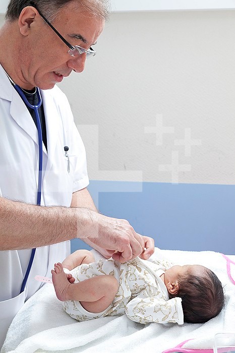 Undressing the child allows the pediatrician to check the general appearance of the newborn and its tone.