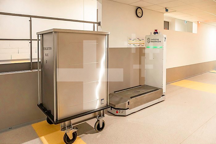 Sterilization block containing the sterilized equipment moved by a transport robot to the department concerned.