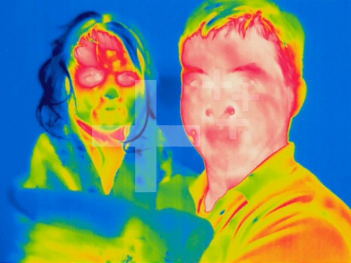 Thermogram - Child with father - The colors show temperature variation.  The temperature scale runs from white ,warmest, through red, yellow, green and cyan, blue and black ,coldest,