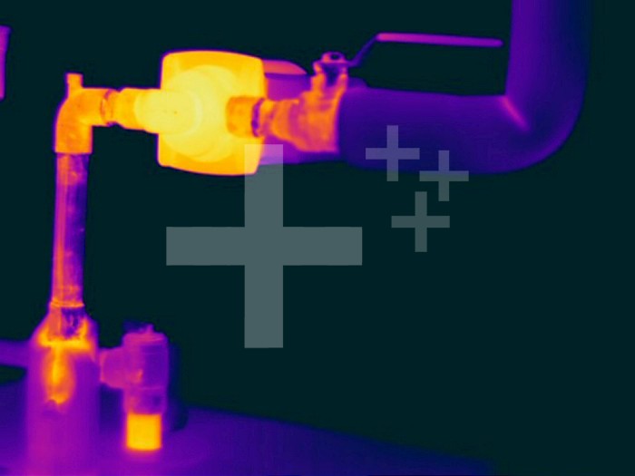 Thermogram - Insulated and uninsulated hot water pipes - The colors show temperature variation. The temperature scale runs from white (warmest) through yellow, orange, red, purple and black (coldest)