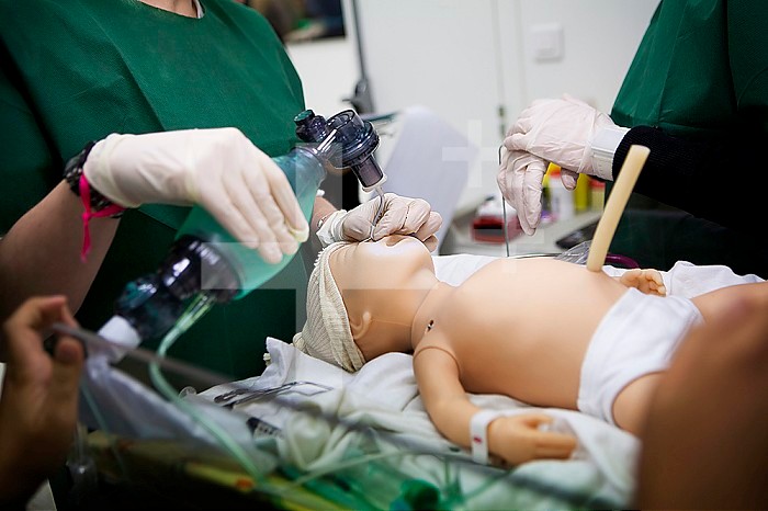 Reportage in the iLumens laboratory, during a day dedicated to ongoing training for midwives and obstetrician gynecologists, on the theme of resuscitation in the birthing room. The iLumens lab (University Lab for Medical Teaching using Digital and Simulat