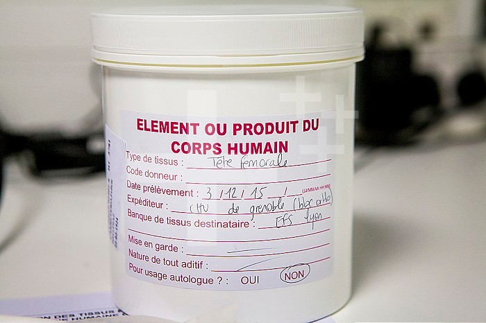 Reportage in a tissue and cell bank belonging to the EFS (French Blood Establishment). The bank?s mission is to ensure France?s self-sufficiency in cell and tissue products. The bank prepares, conserves and distributes human body products. Tissue is taken