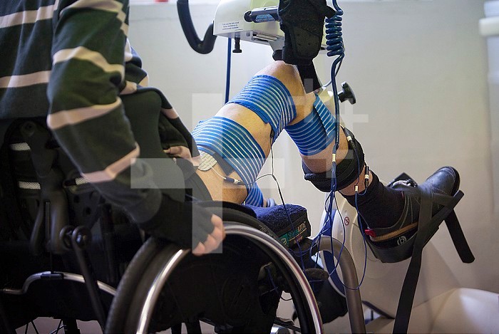 The first Cybathlon will be held in Switzerland in October 2016. It is a competition for athletes equipped with bionic devices (robotized prosthetic legs and arms, motorized wheelchairs, exoskeletons, bikes using electrical muscle stimulation and brain-computer interface races). This competition helps raise public awareness on the evolution of work on robotic assistive technology and strengthens exchanges between research teams. Among the French teams is ENS Lyon. This team will take part in the cycle race, with a bike that has electrical muscle stimulation, as well as the brain-computer interface race during which tetraplegic athletes steer, using brain signals, their avatar during virtual races. Julien is paraplegic and will be one of the team’s pilots. He is practicing for the bike race on the Restorative Therapies RT300, which enables him to work pedals through electrostimulation. Sebastien, a postdoc researcher in neurosciences and a physiotherapist, helps him to correctly position the electrodes and calibrate the intensity of the training session. This technology is used a lot in rehabilitation in other countries.