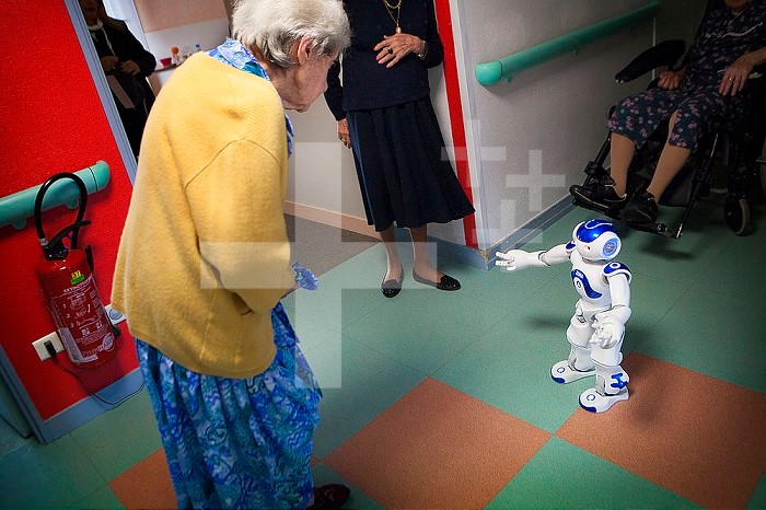 Reportage in the ‘Balcons de Tivoli’ nursing home in the Bordeaux region of France which is equipped with a Zora robot. Zora is a software solution developed by QBMT to pilot the NAO robot designed by Aldebaran. The humanoid NAO, equipped with Zora software is used by employees of the nursing home as well as during gym sessions. Zora talks, sings, dances and moves to come into contact with the residents.