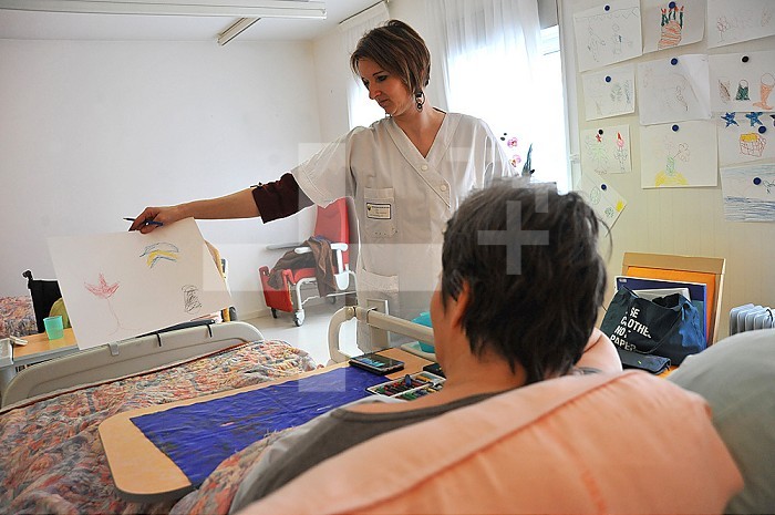 Reportage on art therapy in Ham hospital’s long-stay unit, France. Art therapy sessions are offered to residents in order to maintain or rehabilitate their motor, cognitive and sensory functions as well as social ties. The art therapist attaches great importance to self-esteem. She considers that touch, contact and considerate gestures are vital for the success of the workshops.