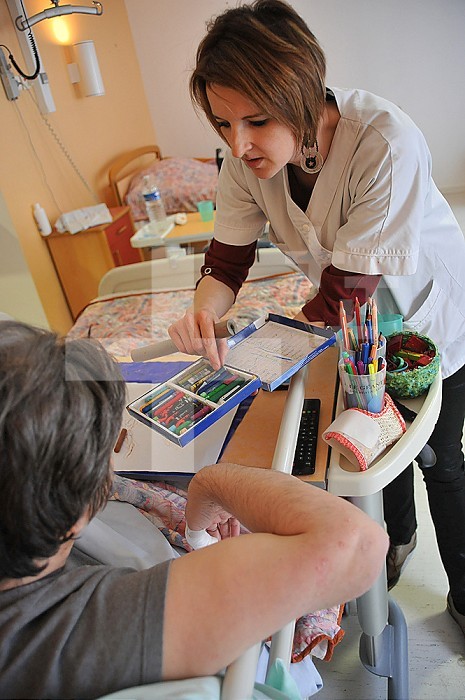 Reportage on art therapy in Ham hospital’s long-stay unit, France. Art therapy sessions are offered to residents in order to maintain or rehabilitate their motor, cognitive and sensory functions as well as social ties. The art therapist attaches great importance to self-esteem. She considers that touch, contact and considerate gestures are vital for the success of the workshops.
